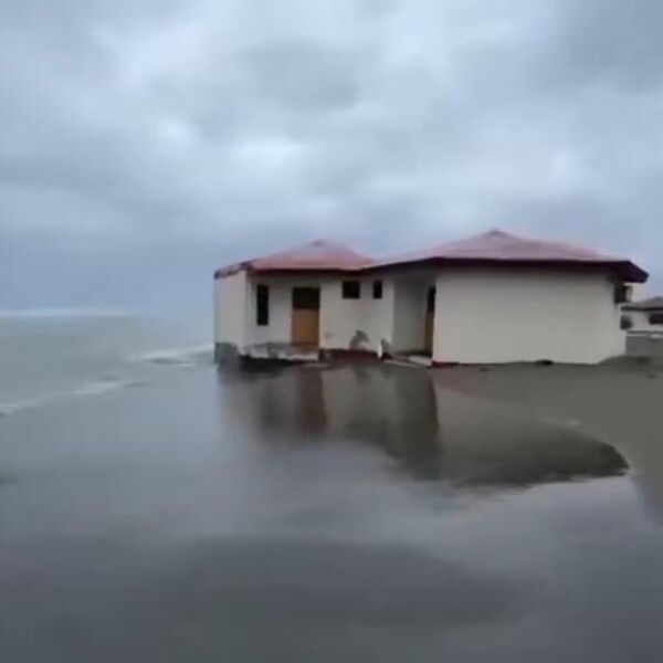 Apokaliptični prizor na Adi Bojani! Talasi uništavaju sve pred sobom, more razorilo kućice na obali, užas! (VIDEO)