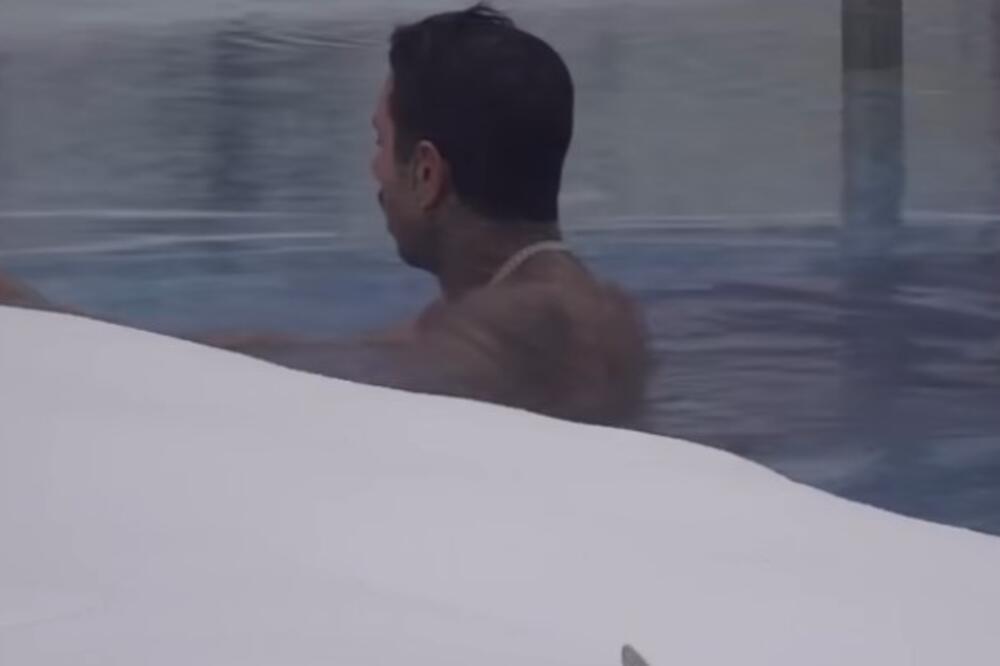 ČOVEK PLIVA NA MINUSU! Nisu mu smetali ni mraz ni sneg - sve se emitovalo na Pinku, HLADNO KAO NA TITANIKU