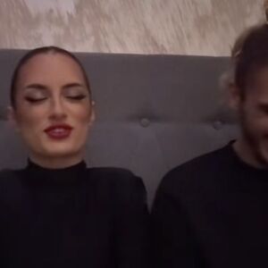 "ŽENO, UPI**IĆU SE OD SMEHA!" Barbara sa sve KOKOŠKOM NA GLAVI zasmejala Srbe - pogledajte samo šta radi na SNIMKU