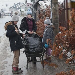 PRIČA IZ KRUŠEVCA KOJA KIDA DUŠU: 3 sestrice izgubile majku sa kojom su prodavali badnjake, a sada su odlučile...