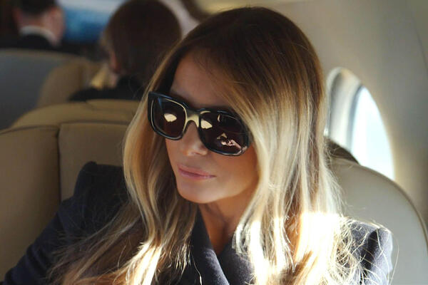 SNIMAK MELANIJE KAKO IZLAZI IZ AVIONA NAPRAVIO NEVIĐENI HAOS! Jedan detalj svima bode oči, sumnja se da je...