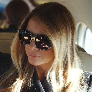 SNIMAK MELANIJE KAKO IZLAZI IZ AVIONA NAPRAVIO NEVIĐENI HAOS! Jedan detalj svima bode oči, sumnja se da je...