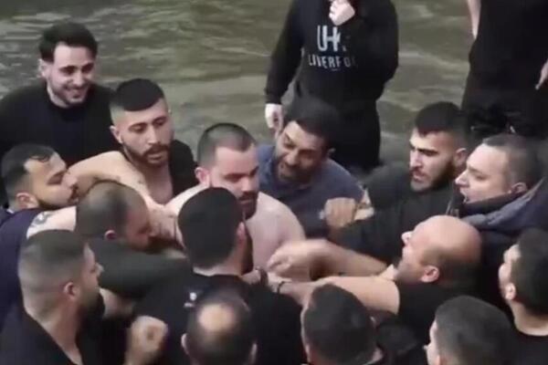 SKANDAL ZA BOGOJAVLJENJE, LJUDI SE KRSTE I LEVOM I DESNOM! Stvari totalno izmakle kontroli, VERNICI SE... (VIDEO)