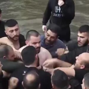 SKANDAL ZA BOGOJAVLJENJE, LJUDI SE KRSTE I LEVOM I DESNOM! Stvari totalno izmakle kontroli, VERNICI SE... (VIDEO)