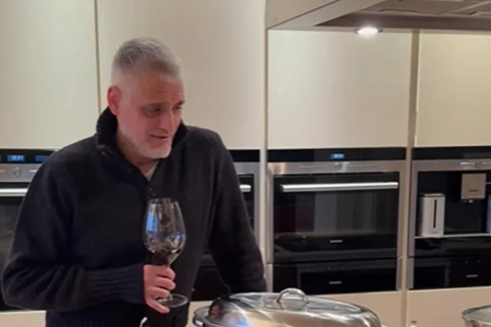 ISPLIVALA SLIKA IZ DOMA ČEDE JOVANOVIĆA I ACE KOSA! Pogledajte šta rade na Badnji dan! Više ništa ne kriju