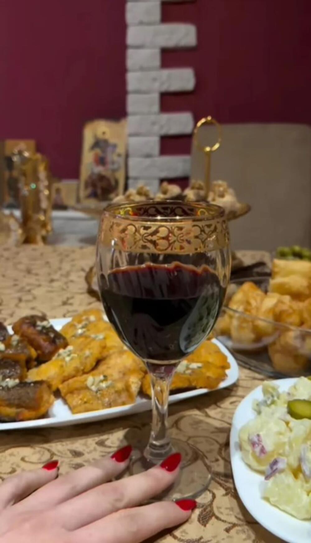 GASTOZ JE OSTAVIO PRED NAJRADOSNIJI DAN? Anđela sa DRUGIM muškarcem, nazdravljaju za sve pare