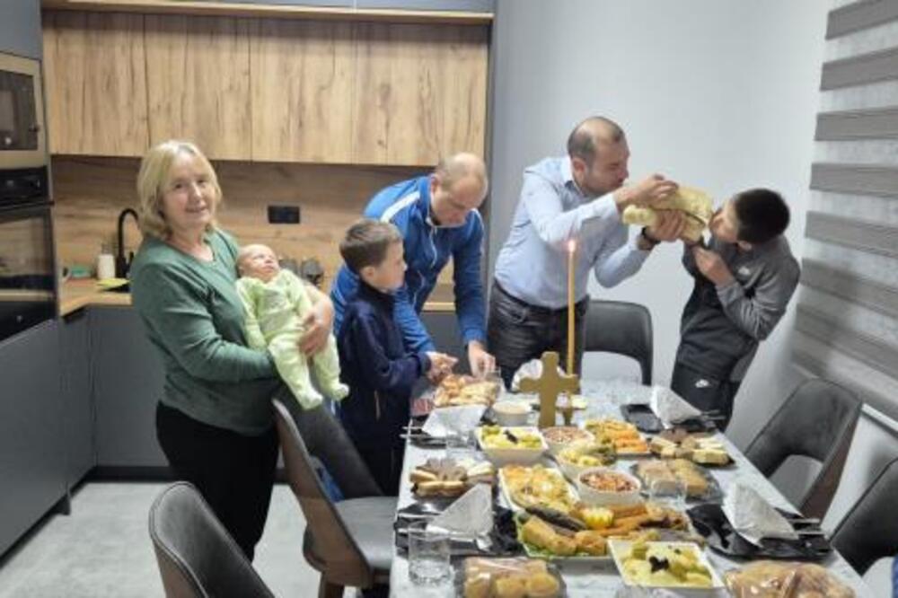 DIRLJIVA PRIČA IZ SELA PASJANE: Doktor Živojin porodio suprugu, mali Stefan na Božić puni mesec dana!