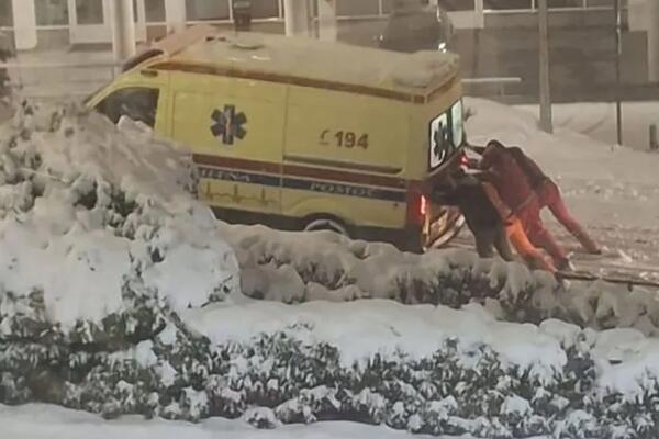 PUNE RUKE POSLA ZA HITNU: Lekari čiste sneg da bi došli do pacijenata, građani besni! (VIDEO)