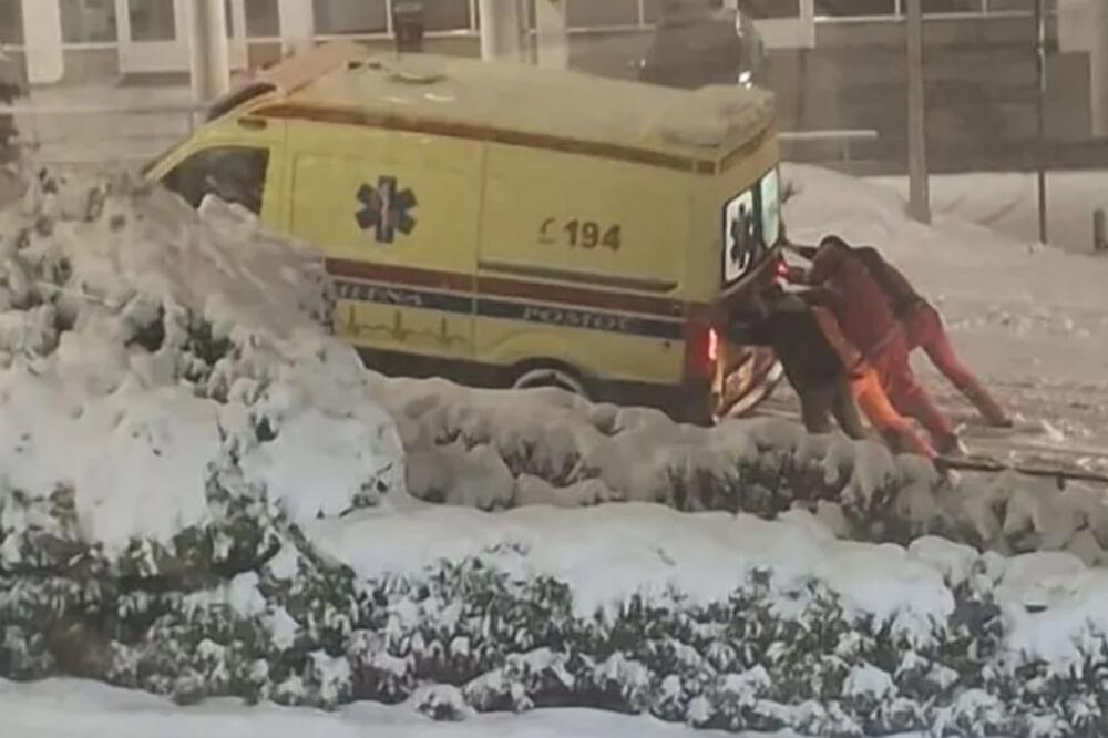 PUNE RUKE POSLA ZA HITNU: Lekari čiste sneg da bi došli do pacijenata, građani besni! (VIDEO)