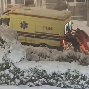 PUNE RUKE POSLA ZA HITNU: Lekari čiste sneg da bi došli do pacijenata, građani besni! (VIDEO)