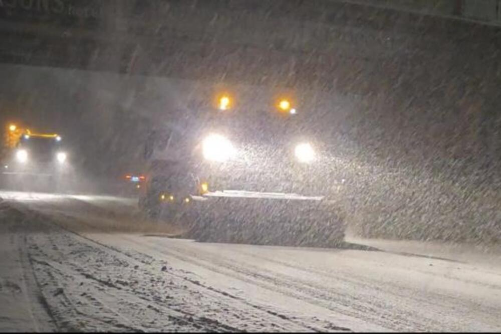 SNEŽNI NANOSI OVU SRPSKU PLANINU: Angažovano 14 vozila u borbi sa MEĆAVOM