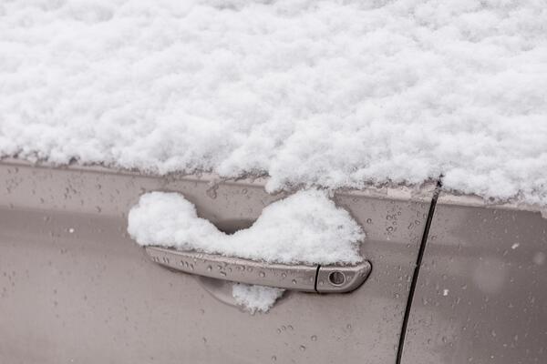 Jutros vas je dočekala zaleđena kvaka na automobilu? Evo kako da je odledite za samo 1 sekund, a da je ne oštetite