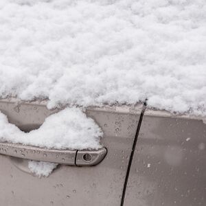 Jutros vas je dočekala zaleđena kvaka na automobilu? Evo kako da je odledite za samo 1 sekund, a da je ne oštetite