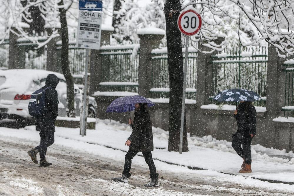 Velika količina snega i ljudi