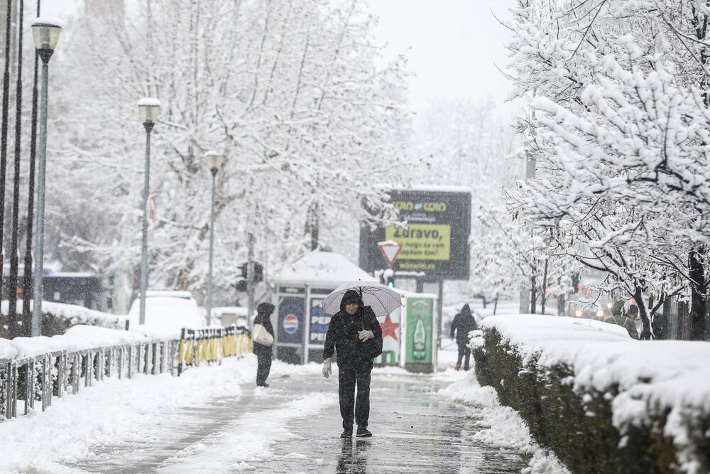Čovek po snegu šeta