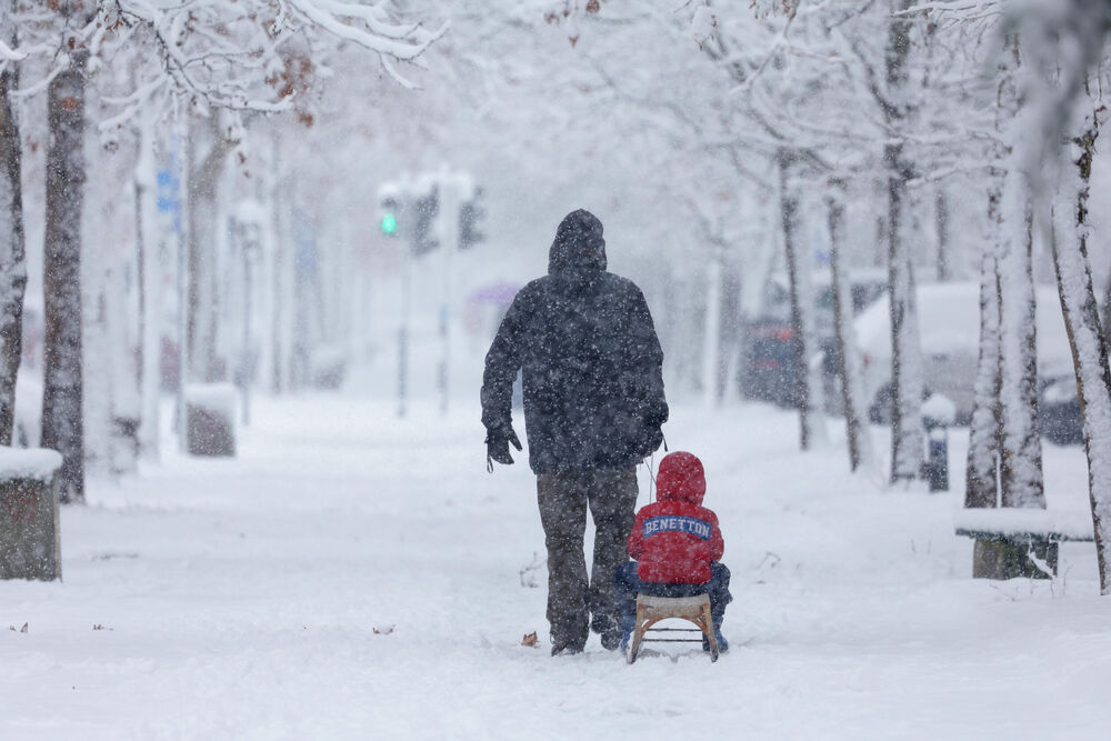 Čovek i dete po snegu