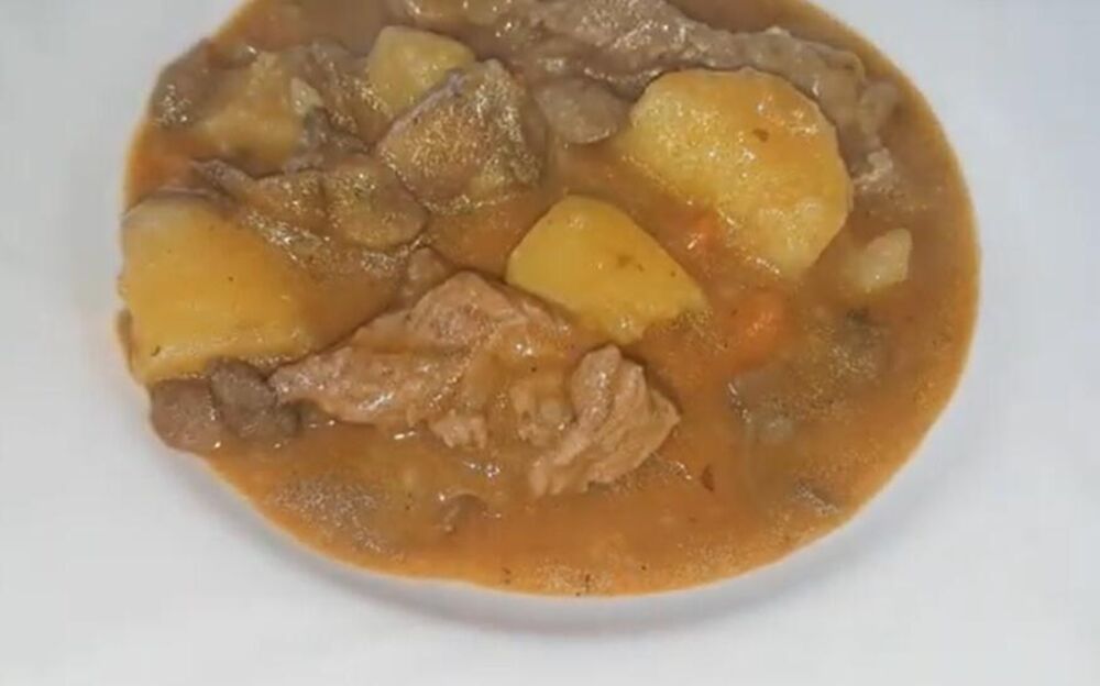 Gulaš u tanjiru