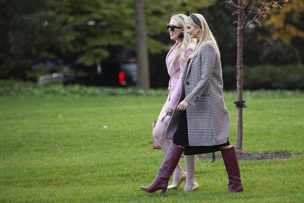 ĆERKA PREDSEDNIKA, ŽENA MILIJARDERA! Trampova mezimica BUJNIM DEKOLTEOM MAMI UZDAHE, a kad vidite KO JOJ JE MUŽ...