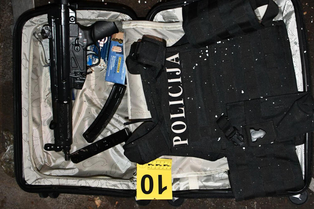 FITNES TRENER OTVORIO VRATA GARAŽE, A TAMO ARSENAL SMRTI! Užas otkriven u Zemunu, imali i POLICIJSKE UNIFORME! FOTO