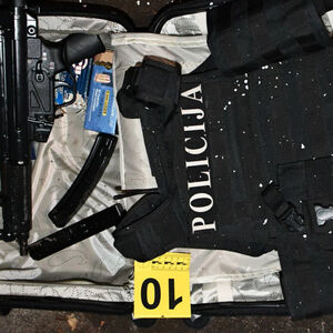 FITNES TRENER OTVORIO VRATA GARAŽE, A TAMO ARSENAL SMRTI! Užas otkriven u Zemunu, imali i POLICIJSKE UNIFORME! FOTO