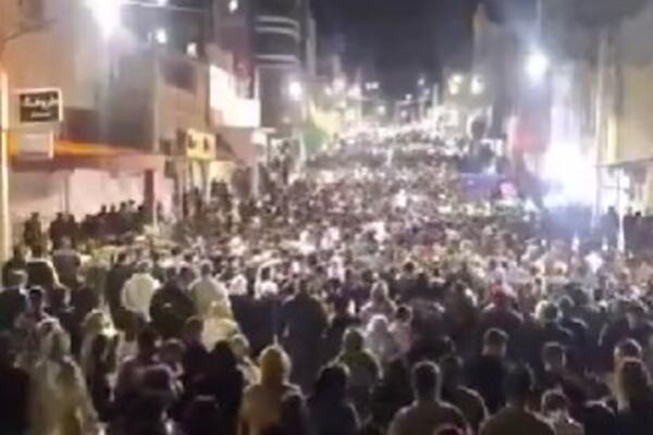 DEMONSTRANTI PREUZELI KONTROLU NAD GRADOVIMA U IRANU: Internet ukinut, policija upala u bolnice, tela se odnose!