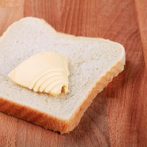 Zamrznuti hleb je zdraviji od svežeg jer se dešava promena u sastavu: Skrob koji stigne u creva, odmah otpušta ovo!