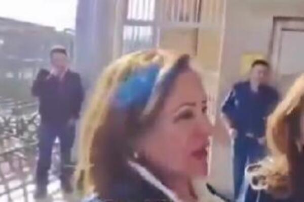 BAČENA BOMBA NA POTPREDSEDNICU KONGRESA! Horor tokom prenosa uživo, bori se za život! (UZNEMIRUJUĆ VIDEO)