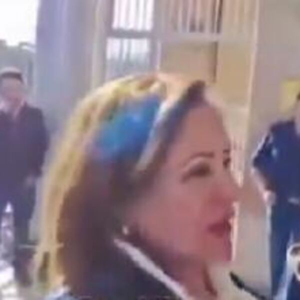 BAČENA BOMBA NA POTPREDSEDNICU KONGRESA! Horor tokom prenosa uživo, bori se za život! (UZNEMIRUJUĆ VIDEO)