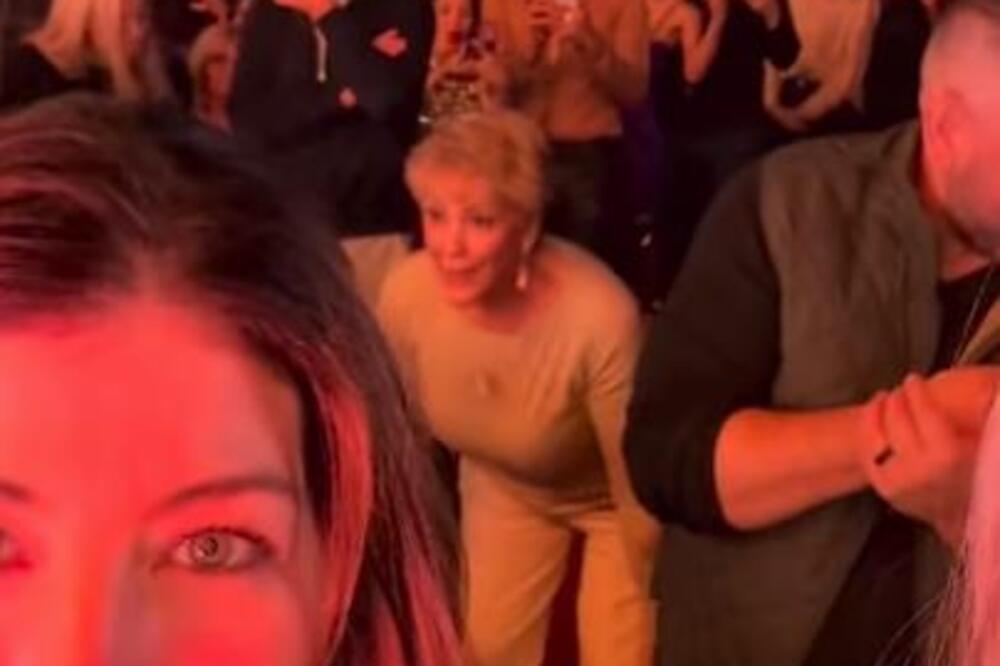 TRESE GRUDIMA KAO DA JOJ JE 18, A NE 80! Majci Džej Lo otkazale kočnice, TVERKOVALA kao da je na STRUJU