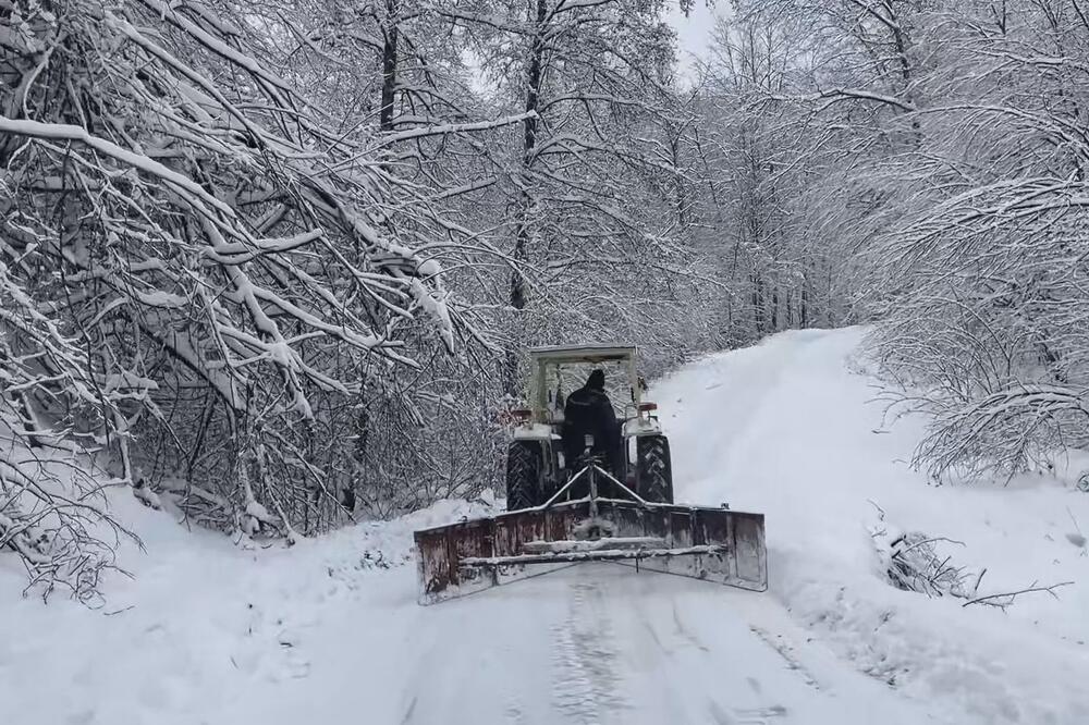 "NIJEDNA KUĆA NEĆE BITI ODSEČENA" U ovoj opštini putari se probijaju kroz SNEŽNE NANOSE do NAJUDALJENIJIH SELA