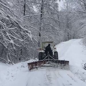 "NIJEDNA KUĆA NEĆE BITI ODSEČENA" U ovoj opštini putari se probijaju kroz SNEŽNE NANOSE do NAJUDALJENIJIH SELA