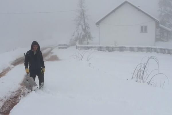"SNEŽNI PAKAO" ZIMA JE 2012. UBILA 28 LJUDI U SRBIJI Kamionima se odvozio sneg: DA LI NAM SAD PRETI SLIČAN SCENARIO