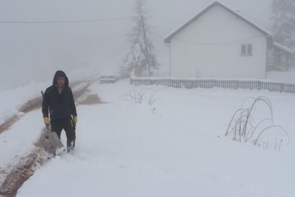 "SNEŽNI PAKAO" ZIMA JE 2012. UBILA 28 LJUDI U SRBIJI Kamionima se odvozio sneg: DA LI NAM SAD PRETI SLIČAN SCENARIO