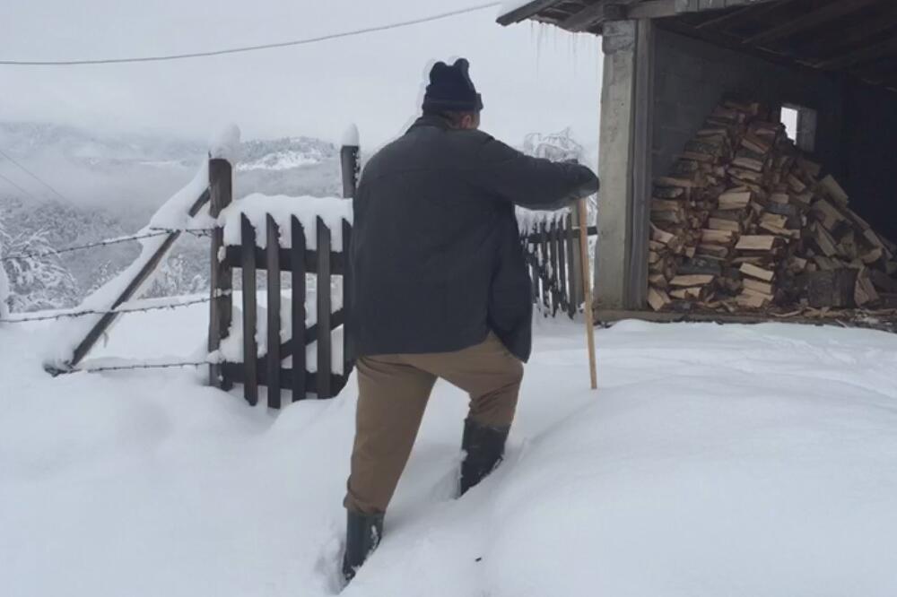 Sneg i led napravili haos u ovom delu Srbije, uvedena je vanredna situacija: Meštani odsečeni od sveta (FOTO)
