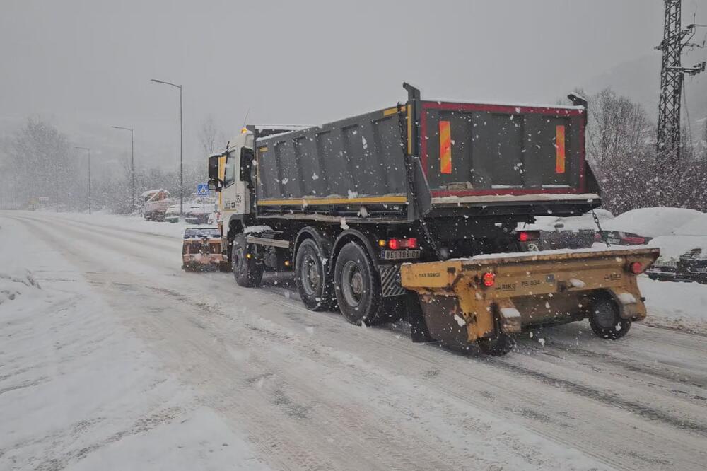 NAPADALO NOVIH 30 CM SNEGA, 17 KAMIONA I DVA GREJDERA NA TERENU! Haos u ovom delu Srbije, JAKA MEĆAVA IH POKOSILA