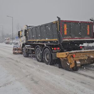 NAPADALO NOVIH 30 CM SNEGA, 17 KAMIONA I DVA GREJDERA NA TERENU! Haos u ovom delu Srbije, JAKA MEĆAVA IH POKOSILA