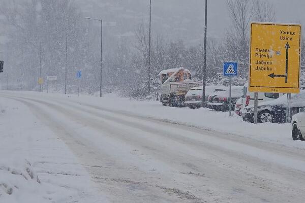 RHMZ ODJEDNOM IZDAO ČAK 3 UPOZORENJA! Sledi nam OLUJNI UDAR OD 100 KM/H, STIŽE I SNEG: Sa tla vreba VELIKA OPASNOST