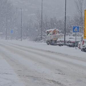 RHMZ ODJEDNOM IZDAO ČAK 3 UPOZORENJA! Sledi nam OLUJNI UDAR OD 100 KM/H, STIŽE I SNEG: Sa tla vreba VELIKA OPASNOST