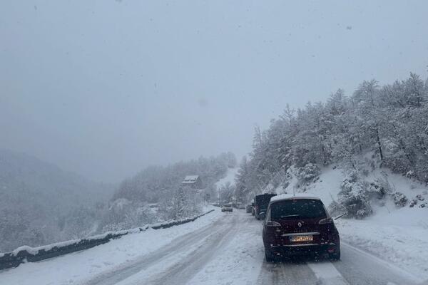 EVO KAKO DA BEZBEDNO VOZITE PO BLJUZGAVICI: Nakon snega i leda nastala nova muka, vozači oprez!