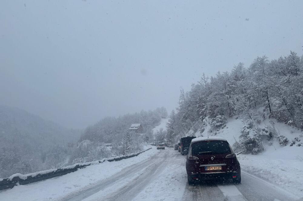 EVO KAKO DA BEZBEDNO VOZITE PO BLJUZGAVICI: Nakon snega i leda nastala nova muka, vozači oprez!