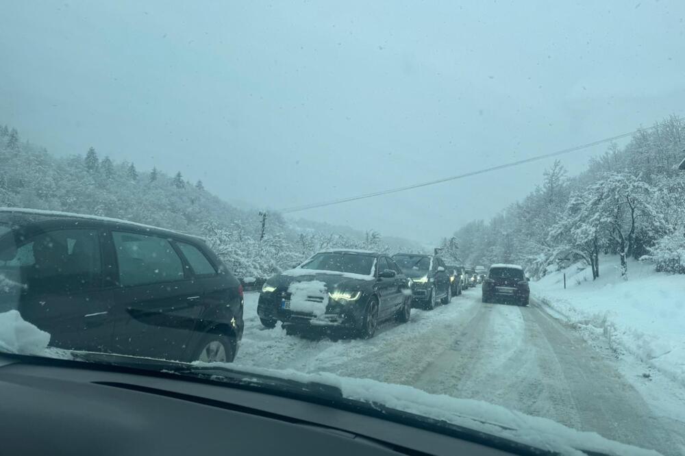 JAKA MEĆAVA NAPRAVILA PROBLEME U OVOM DELU SRBIJE! Vozači se zaglavili u snegu, dolazili drugi da ih šlepaju (FOTO)