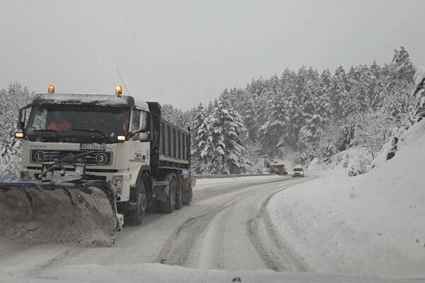 PONOVO MEĆAVA U OVOM DELU SRBIJE! Temperatura u minusu, ŠLEPERI I DALJE NE IDU - ovo su SLIKE SA LICA MESTA (FOTO)