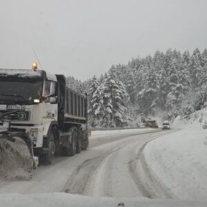 PONOVO MEĆAVA U OVOM DELU SRBIJE! Temperatura u minusu, ŠLEPERI I DALJE NE IDU - ovo su SLIKE SA LICA MESTA (FOTO)