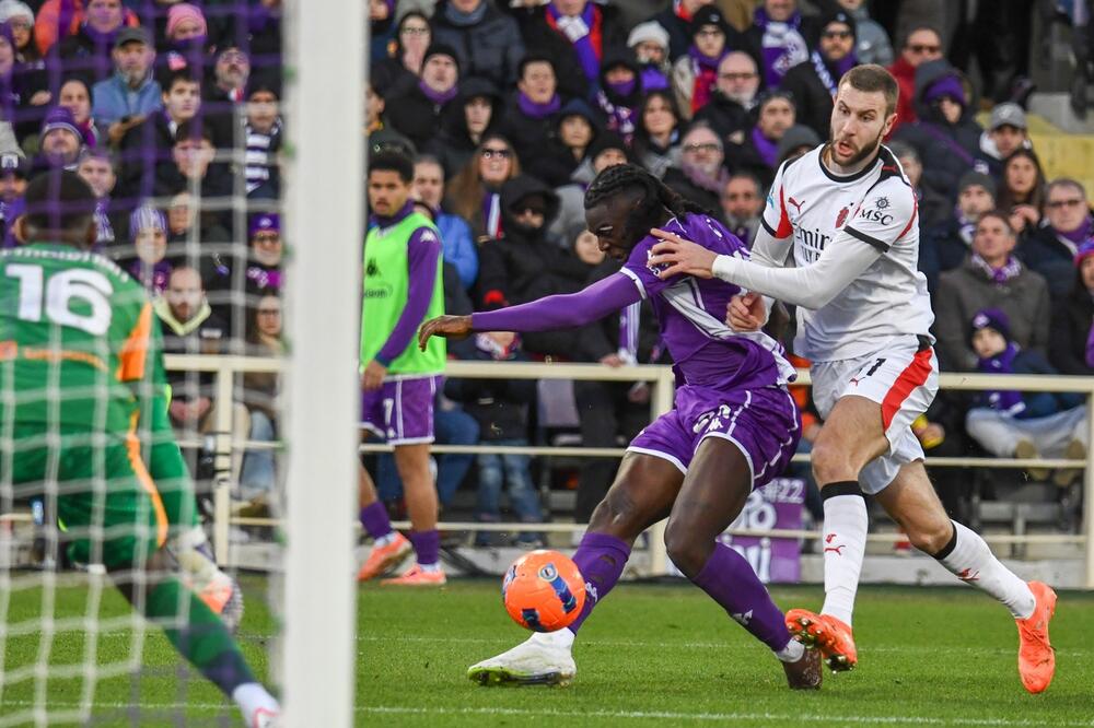 Strahinja Pavlović krvavog lica napustio igru! Teška povreda Srbina obeležila meč Fiorentine i Milana