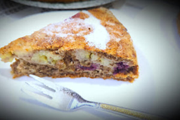 Mirisna čarolija iz bakine kuhinje: Sočni kolač sa orasima, cimetom i bananama, nema šanse da vam ne uspe