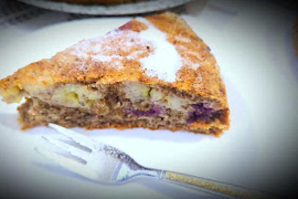 Mirisna čarolija iz bakine kuhinje: Sočni kolač sa orasima, cimetom i bananama, nema šanse da vam ne uspe