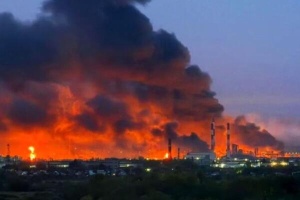 RUSIJA U PLAMENU! Gore platforme Lukoila, uništen RAKETNI SISTEM - eksplozije, požari, HAOS NA SVE STRANE! (VIDEO)