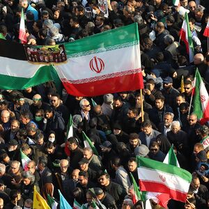 Po uzoru na Srbe tokom NATO bombardovanja: Iranci formirali "ljudske lance" na mostovima širom zemlje! (VIDEO)