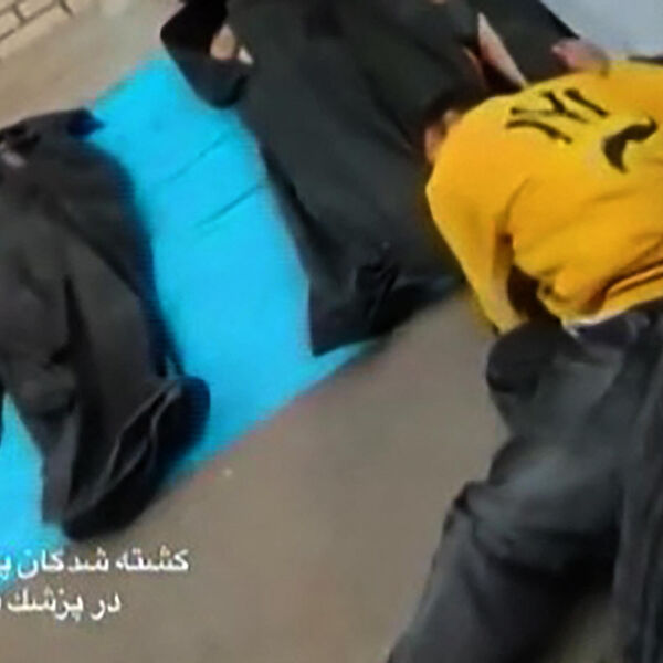 POTRESNI PRIZORI IZ IRANA, JECAJI ODZVANJAJU GRADOM: Tela ostavljena da leže na zemlji, svet ovo ne pamti!