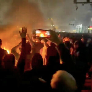 "PUCALI SU DIREKTNO NA NJIH, LJUDI SU PADALI TAMO GDE SU STAJALI" Isplivali užasavajući detalji krvoprolića u Iranu